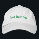 Boné Engraçado Má Trendência de Citação de Cabelo Perso<br><div class="desc">Faça uma declaração com este boné bordado de beisebol da tendência apresentando uma citação engraçada sobre dias ruins de cabelo e uma vibração preguiçosa. A cor do texto e do fio pode ser totalmente personalizada, fazer-a como o acessório perfeito para aqueles que amam o humor, o estilo casual e uma...</div>