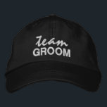 Boné Equipe GROOM diversão noveldade de escritura negra<br><div class="desc">Comemore em estilo com este boné personalizado de beisebol do GROOM. Perfeito para todos na sua festa noiva.</div>