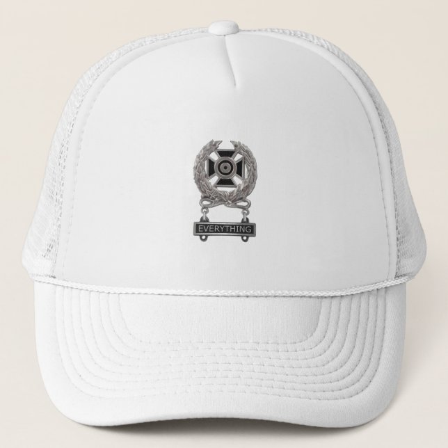 Boné Especialista engraçado no "All Medy Trucker Hat" (Frente)