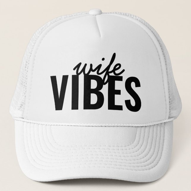Boné Esposa Vibes Trucker Hat Bachelorette (Frente)