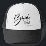 Boné Esquadrão de Noivas, Tribo, Tipografia em Equipe<br><div class="desc">Celebre seu noivado com sua tribo noiva, esquadrão de noiva, equipe de noiva no seu chá de panela ou quando quiser. Faz um presente excelente divertido para celebrar como uma equipe e fofo para fotos. Vistam as suas roupas juntas. Chapéu de camionista preto e branco. Este chapéu também está disponível...</div>