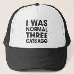 Boné Eu Era Normal Há Três Gatos<br><div class="desc">Eu Era Normal Há Três Gatos</div>
