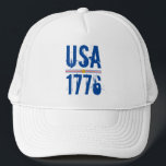 BONÉ EUA 1776<br><div class="desc">EUA e 1776 em uma fonte única são impressos neste caminhoneiro unísexo que é destacado com listras vermelhas e azuis e uma estrela de ouro. CORRESPONDENDO a itens na nossa loja.</div>