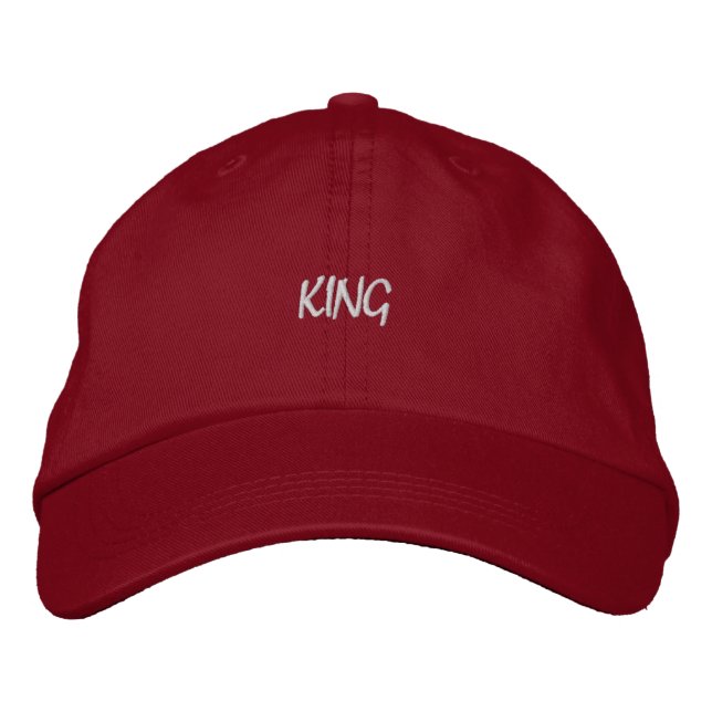 Boné Exibindo a palavra King finamente na parte frontal (Frente)