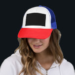 Boné Explore uma foto branca e preta cativante<br><div class="desc">Mergulhe no encanto desta fotografia urbana monocromática que mostra uma torre de relógio histórica. Descubra a beleza desse marco antigo e sua intrincada arquitetura contra a paisagem urbana.</div>