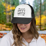 Boné Feliz Camper<br><div class="desc">Abrace o espírito da aventura e a alegria de viver ao ar livre com a nossa roupa e acessórios do "Feliz Camper"! Apresentando um gráfico encantador de uma tenda aconchegante aninhada em meio a flechas brancas, nossos designs capturam a essência da luxúria e exploração. Quer você seja um aventureiro experiente...</div>