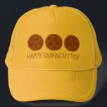 Boné Feliz Fasnacht Fastnacht Day Rosquinha Dourada Hat<br><div class="desc">O chapéu apresenta uma ilustração original de uma fileira de rosquinhas fascinantes, com o HAPPY FASNACHT DAY em uma fonte divertida.</div>