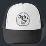 Boné Férias Correspondentes de Grupo de Viagens de Rapa<br><div class="desc">Esta camiseta personalizada de Viagem de Meninas é o uniforme perfeito para sua viagem de garotas de 2025,  solteirona ou fuga de fim de semana. Esta árvore é perfeita para fotos de grupo,  passeios de praia,  excursões de vinho,  ou apenas causando um pequeno caos de na moda.</div>