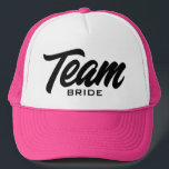 Boné Festa de casamento de tipografia de script do Team<br><div class="desc">Hat do Caminhoneiro da festa de casamento do script Team Bride. Boné de baseball rosa personalizado para noivas e damas de honra. design de na moda para jogos de festa de solteira. Disponível em outras cores legal também. Crie-os para o seu grupo de amigos, convidados, comitivas, esquadrão, tripulação, tribo, madrinha...</div>