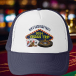 Boné Festa de Despedida de Solteiro Personalizável Viag<br><div class="desc">Personalize seus próprios chapéus de viagem de festa de despedida de solteiro para uma escapada em Las Vegas. Um chapéu legal com características de cassino, como um baralho de cartas, fichas de pôquer e roleta com Viagem a Vegas em letras amarelas. Presentes divertidos para jogadores para todo o seu grupo....</div>