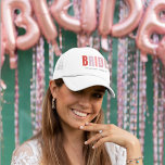 Boné Festa de solteira Personalizada da Noiva<br><div class="desc">Celebre a noiva em estilo com este camionista moderno e personalizado que apresenta uma tipografia ousada "BRIDE" e uma linha personalizada para a sua equipe de solteiros. Quer você esteja indo para Miami ou planejando uma praia, este chapéu divertido e funcional é perfeito para festas de noiva em qualquer lugar....</div>