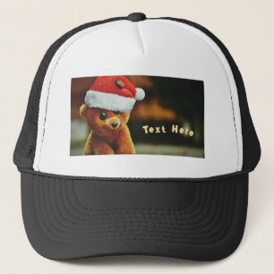 Boné Filhote Fofo usando Gorro de Natal com Texto Própr
