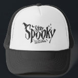 Boné Fique Feliz Bruxas Bruxas Bruxas Halloween Engraça<br><div class="desc">Evoque o encantamento do Dia das Bruxas com as nossas camisetas engraçadas de "Mestras Loucas". Mergulhe num mundo de humor e estilo estranho, enquanto celebra a estação mais assustadora. Celebre a temporada com uma reviravolta de humor, fazer declaração que é simultaneamente estranha e divertida. Uma adição de feitiçaria ao seu...</div>