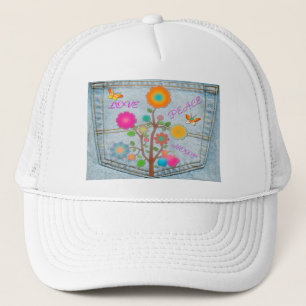 Boné Flores no Bolso Traseiro de Jeans Paz Amor Esperan