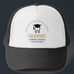 Boné Formação de Dentista Personalizada na Escola Denta<br><div class="desc">Este chic personagem de formatura de escola dentária que mantém um dente vestindo um boné de formatura para uma classe de formando dentário de 2024. Personalize com seu ano de graduação um excelente personalizado higienista dentário,  ortodontista ou presente de formatura dentária.</div>