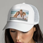 Boné Foto Mínima Moderna com Bloco de Cor Diagonal<br><div class="desc">Use uma foto horizontal ou horizontal e faça um chapéu de fotos único e moderno. Este design mínimo moderno inclui um bloco de cores diagonal com texto para adicionar qualquer nome e texto. Se precisar mover alguma coisa,  clique no botão personalizar para fazer alterações.</div>