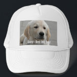Boné Foto personalizada e nome do cão do golden<br><div class="desc">Personalize esta lembrança do cão do golden retriever com sua foto do cão ou do filhote de cachorro e nome (ou a outra foto do animal de estimação ou da pessoa/nome). O texto lê o "melhor cão nunca" ou adiciona seu próprio texto - nós amamos a margarida (o nome do...</div>