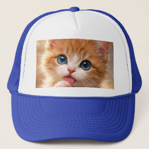 Boné Gatinho de Olhos Azuis Lambendo a Pata
