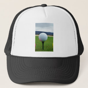 Boné Golf Ball em um campo de golfe na montanha