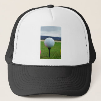 Boné Golf Ball em um campo de golfe na montanha