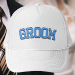 Boné GROOM - Solteiro e Casamento de Fontes da Faculdad<br><div class="desc">Mostre seu status de noivo com este design de tipografia "GROOM" em uma fonte de faculdade ousada estilo varsity, com fortes letras azuis que pop com energia do dia do casamento. Perfeito para festas de solteiro, comemorações de noivado, preparação de casamento, ou diversão na lua de mel, este chapéu de...</div>