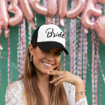 Boné Grupo de Partido de Bridesmaids Personalizados<br><div class="desc">Você precisa de um presente perfeito para sua festa de solteira? Você quer mostrar seu apoio para a futura noiva, mas não gastar uma fortuna? Veja nossos chapéus de caminhoneiro personalizados! Este chapéu é na moda e único, mas também é um presente de excelente para as damas de honra. Além...</div>