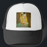 Boné Gustav Klimt O Beijo Vintage Art Nouveau Painting<br><div class="desc">Gustav Klimt The Kiss Vintage Art Nouveau Painting The Kiss (Em alemão: Der Kuss) foi pintado pelo pintor simbolista austríaco Gustav Klimt entre 1907 e 1908, ponto alto de seu período de Ouro, quando pintou várias obras em estilo semelhante. A pintura é amplamente considerada uma obra-prima do início do período...</div>