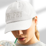Boné Hat bordado da WIFEY | Chapéus Bride | Esposa Hat<br><div class="desc">Esta Trendy bordou a WIFEY é o noivado perfeito para a noiva ser. É o chapéu perfeito de lua de mel ou chapéu de noiva!</div>