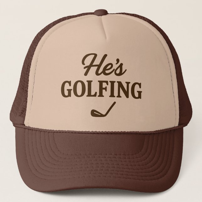 Boné He's Golfing Funny Golfer MOM Golfing Weekend Fun (Frente)