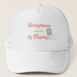Boné Honeymoon Paga Pelo Chapéu Do Caminhoneiro<br><div class="desc">Eloping é inteligente! Mostre-o com este chapéu de caminhoneiro.</div>