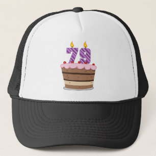 Boné Idade 79 no bolo de aniversário