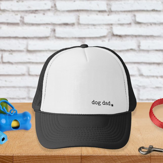 Boné Impressão de Paw de Máquina de Máquina Mínima de P (For stylish walkies. Dog Dad Trucker cap with minimalist typewriter text and a tiny paw print.)