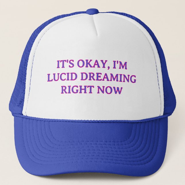 BONÉ IT'S OKAY, I'M LUCID DREAMING BLUE TRUCKER HAT (Frente)