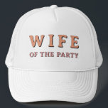 Boné JEAN Retro Esposa do Partido Bachelorette Bride<br><div class="desc">Esta "esposa do partido" despedida de solteira que apresenta uma fonte temática retrorada,  em laranja e rosa,  dos anos 70. Peça o 'partido' branco para o seu grupo de solteiros para um evento coeso de solteiros. As cores são editáveis! Clique em 'editar design' para criar suas próprias cores.</div>