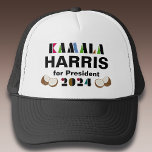 Boné Kamala Coconut Trucker Hat<br><div class="desc">Levante-se e fale com esse chapéu de caminhoneiro que apoia a campanha de Kamala Harris para o presidente. Possui letras estilizadas coloridas de stencil e acentos gráficos de coco. Sua escolha de estilos de cor</div>