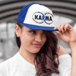 Boné Karma - O que acontece volta (v1)<br><div class="desc">Karma - O que acontece volta ao redor (v1) Trucker Hat. O design artístico exibe a palavra "KARMA" em dois círculos sem fim com "O QUE VAI POR AÍ" e "VOLTA POR AÍ" curvos para formar seções dos círculos. As duas cores podem ser alteradas para sua preferência desejada editando o...</div>
