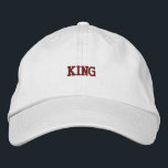 Boné Khaki eterno Cute Royal King Embroiderando o<br><div class="desc">O texto bordado de "Rei" adiciona um toque ousado a este chapéu branco de algodão. Com uma pulseira ajustável para o ajustado perfeito, é uma maneira excelente de mostrar seu estilo com um talento real.</div>