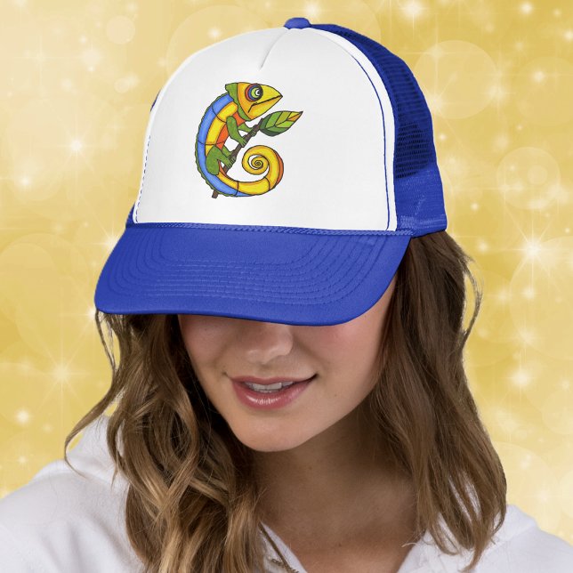 Boné Lagarto Colorido em um Galho (Colourful bright fantasy lizard holding green leaf on stick on trucker or ball cap.)