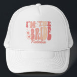 Boné Legal Sou eu, sou a noiva, sou eu personalizado<br><div class="desc">Apresentando o Legal "Sou eu" "Sou a noiva é o "Eu personalizado Trucker Hat" - um acessório giro e giro numa deliciosa sombra rosa cor-de-rosa pêssego que captura a essência da sua era noiva. Este chapéu de caminhoneiro personalizado não é apenas uma declaração de moda, mas um símbolo da sua...</div>