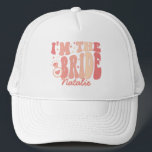 Boné Legal Sou eu, sou a noiva, sou eu personalizado<br><div class="desc">Apresentando o Legal "Sou eu" "Sou a noiva é o "Eu personalizado Trucker Hat" - um acessório giro e giro numa deliciosa sombra rosa cor-de-rosa pêssego que captura a essência da sua era noiva. Este chapéu de caminhoneiro personalizado não é apenas uma declaração de moda, mas um símbolo da sua...</div>