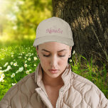 Boné leve e rosa suave personalizado<br><div class="desc">Fontes de script elegantes - rosas claro e chapéu bordado personalizado de cor rosa suave. É fácil personalizá-lo agora com seu monograma e nome. Da loja de lumirala</div>