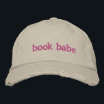 Boné Livros Personalizados Amantes de Cotações Bookies<br><div class="desc">Mostre seu amor por livros em estilo com este Boné bordado personalizável de "Book Babe", com um design em apuros e um bordado cor-de-rosa. Perfeito para amantes de livros, leitores casuais, ou qualquer pessoa que queira adicionar um toque lúdico ao seu guarda-roupa, este boné combina conforto e personalidade. Totalmente personalizável,...</div>