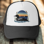 Boné Loon Sunset Blue<br><div class="desc">Um leão em um lago com um pôr do sol atrás e se agarra num pano de fundo azul</div>