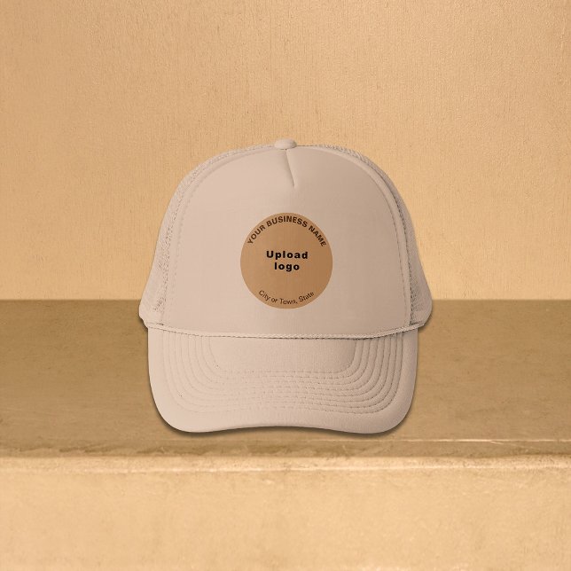 Boné Marca de negócios redonda sobre o chapéu de caminh (Round business brand on khaki trucker hat)