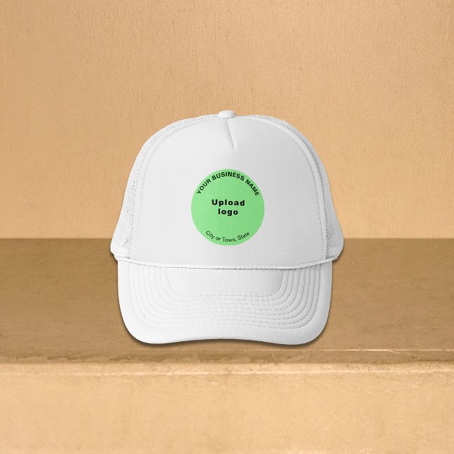 Boné Marca empresarial leve e verde sobre o carrinho (Light green round business brand on trucker hat)