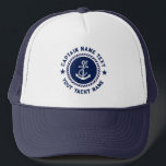 Boné Marinho Azul Branco Ancoragem Náutica Barco Nome C<br><div class="desc">Ilustração de âncora náutica branca sobre o círculo azul marinho e a borda da corda com um capitão e um nome de iate personalizáveis. Sotaque de estrelas azuis.</div>
