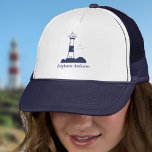Boné Marinho de farol azul<br><div class="desc">Um simples boné com uma ilustração de um farol e um nome personalizável em tons azuis marinhos! Pode ser um excelente presente para um marinheiro, um armador ou um amante dos oceanos e das costas marítimas!</div>