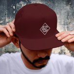 Boné Maroon - Monograma do Chapéu Branco Diamond<br><div class="desc">Adicione suas iniciais a este modelo de chapéu monograma personalizado. Muitas outras cores também estão disponíveis.</div>