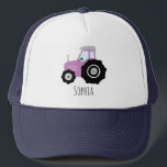 Boné Meninas Trator de Fazenda Roxo e Filhos de Nome<br><div class="desc">Este bonitinho e moderno chapéu de caminhoneiro para crianças apresenta um desenho de trator de fazenda roxo e espaço para você adicionar seu nome de meninas. O presente perfeito para qualquer trator amando pequeno fazendeiro!</div>