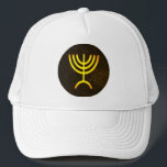 Boné Menorah Flame<br><div class="desc">Uma renderização digital da menorah judaica de sete ramificações (hebraico: מְ נ וֹ ה ). A menorah de sete ramificações, usada no santuário portátil montado por Moisés na selva e, mais tarde, no Templo em Jerusalém, tem sido símbolo do judaísmo desde a Antiguidade e é o emblema no casaco de...</div>